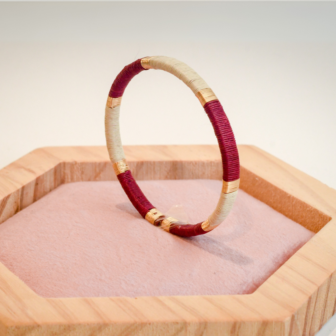 Bracelet bordeaux blanc tissé éthique Solnaré, fils dorés à l'or fin
