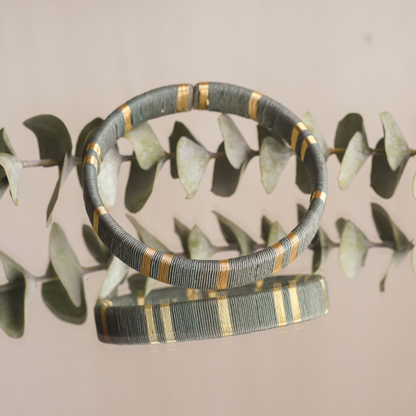 Bracelet gris sable 1 cm, fibres Werregue tissées et fils dorés à l'or fin. Bijou responsable inspiré des plages colombiennes.