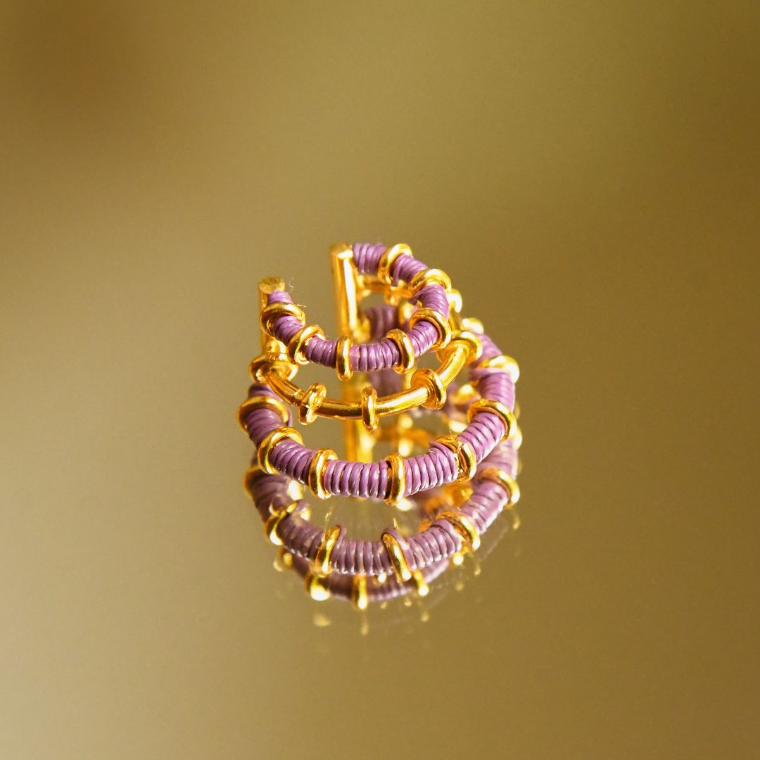 Ear cuff lilas éthique Solnaré, fibres Werregue, fils dorés à l'or fin

Texte descriptif