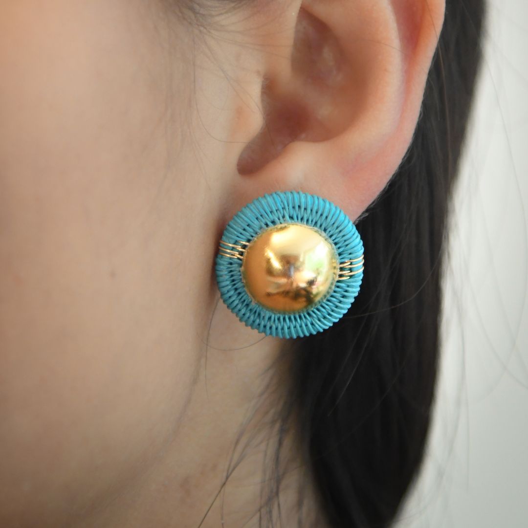 Puces turquoises artisanales en fibres naturelles, fils dorés à l’or fin 