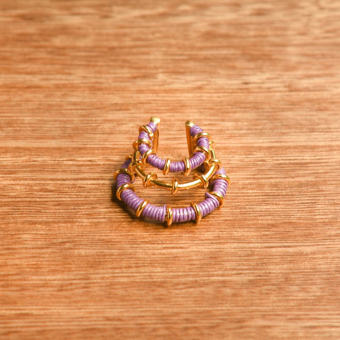 Ear cuff lilas éthique Solnaré, fibres Werregue, fils dorés à l'or fin

Texte descriptif