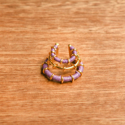 Ear cuff lilas éthique Solnaré, fibres Werregue, fils dorés à l'or fin

Texte descriptif
