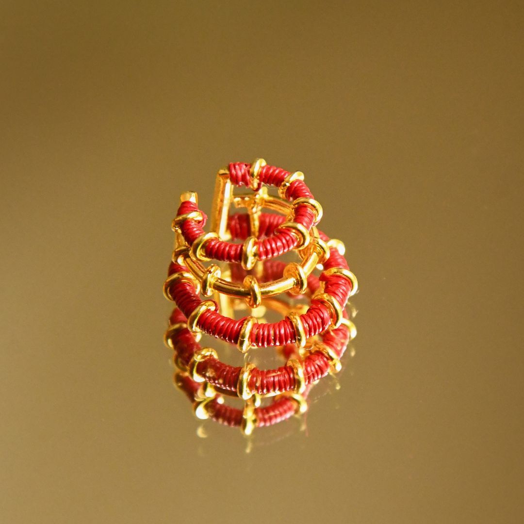 Ear cuff rouge vibrant éthique Solnaré, fibres Werregue, bijou bronze doré à l'or 24k