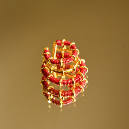 Ear cuff rouge vibrant éthique Solnaré, fibres Werregue, bijou bronze doré à l'or 24k