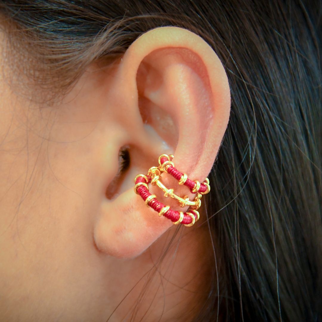 Ear cuff rouge vibrant éthique Solnaré, fibres Werregue, bijou bronze doré à l'or 24k