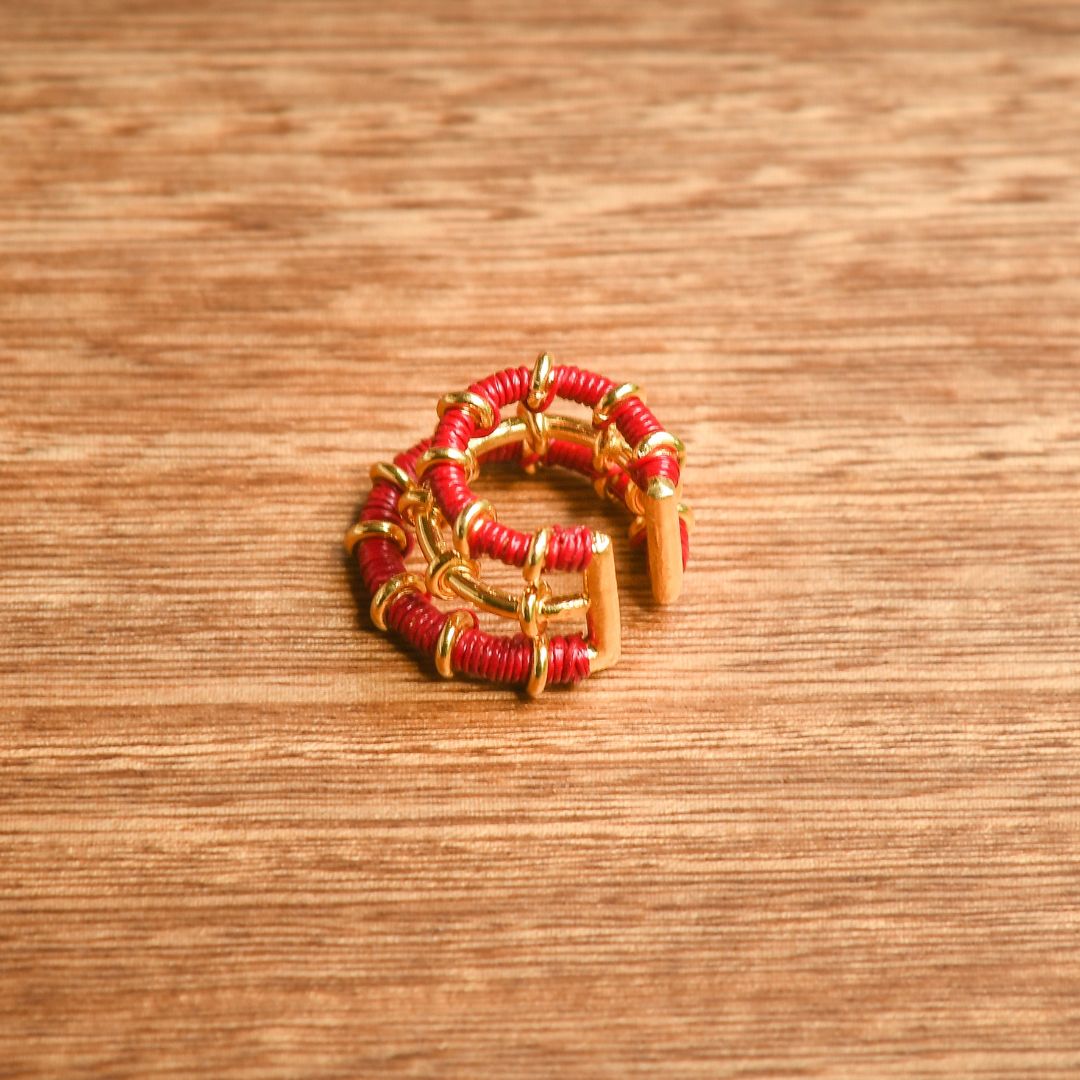 Ear cuff rouge vibrant éthique Solnaré, fibres Werregue, bijou bronze doré à l'or 24k