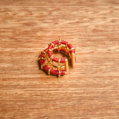 Ear cuff rouge vibrant éthique Solnaré, fibres Werregue, bijou bronze doré à l'or 24k