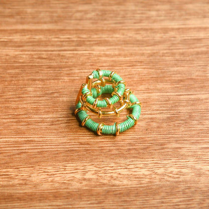 Ear cuff vert d'eau éthique Solnaré, fibres Werregue, bijou bronze doré à l'or 24k