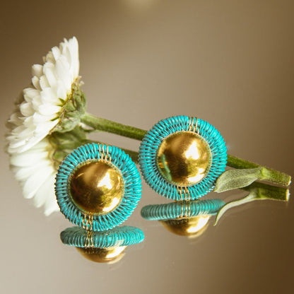 Puces turquoises artisanales en fibres naturelles, fils dorés à l’or fin 