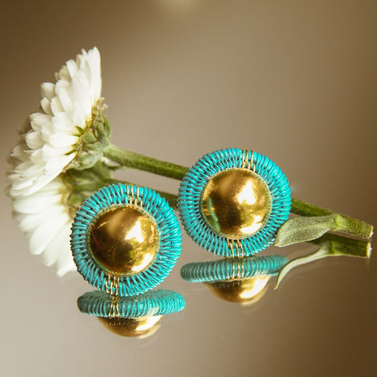 Puces turquoises artisanales en fibres naturelles, fils dorés à l’or fin 