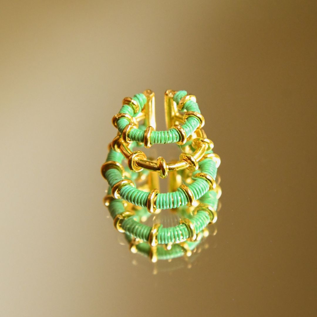 Ear cuff vert d'eau éthique Solnaré, fibres Werregue, bijou bronze doré à l'or 24k