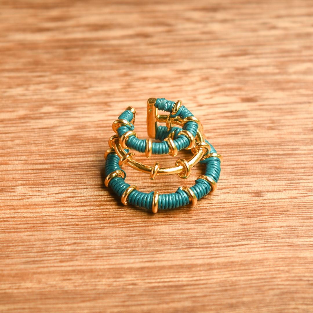 Ear cuff vert émeraude éthique Solnaré, fibres Werregue, fils dorés à l'or fin
