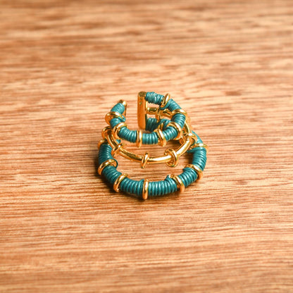 Ear cuff vert émeraude éthique Solnaré, fibres Werregue, fils dorés à l'or fin