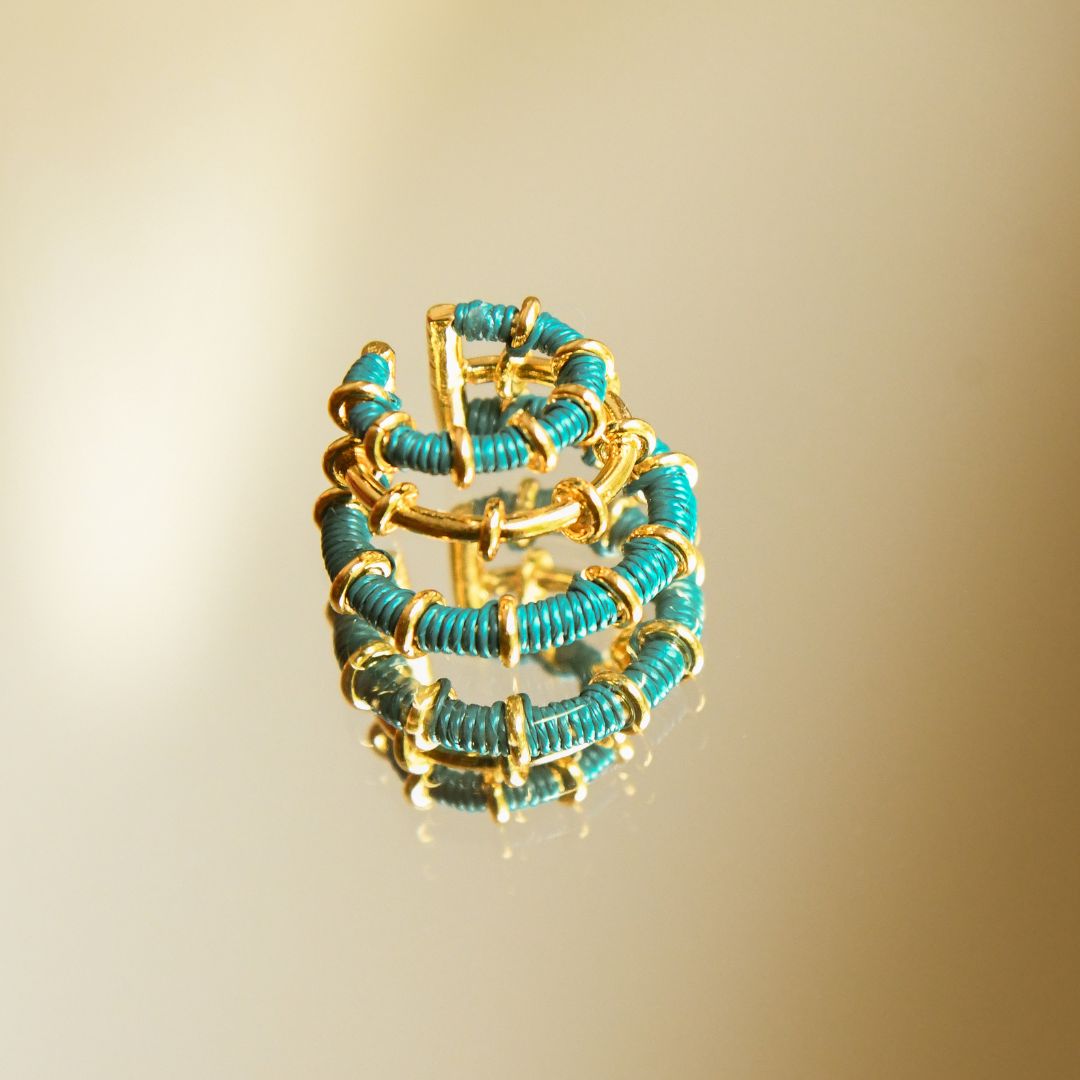 Ear cuff vert émeraude éthique Solnaré, fibres Werregue, fils dorés à l'or fin