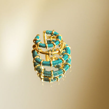 Ear cuff vert émeraude éthique Solnaré, fibres Werregue, fils dorés à l'or fin
