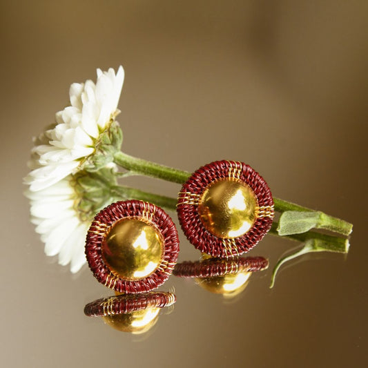 Puces bordeaux artisanales en fibres naturelles, fils dorés à l’or fin 