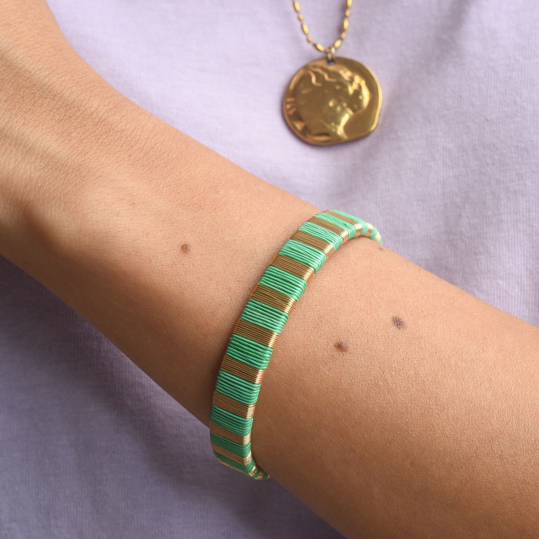 Bracelet lignes vert d'eau tissé éthique Solnaré, fils dorés à l'or fin