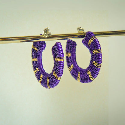 Créoles violettes artisanales en fibres naturelles, fils dorés à l’or fin et argent 925