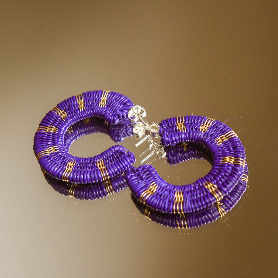 Créoles violettes artisanales en fibres naturelles, fils dorés à l’or fin et argent 925