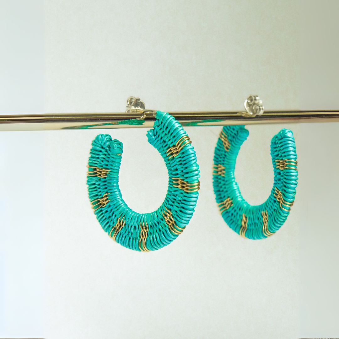 Créoles turquoises artisanales en fibres naturelles, fils dorés à l’or fin et argent 925