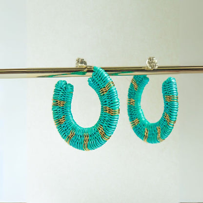 Créoles turquoises artisanales en fibres naturelles, fils dorés à l’or fin et argent 925