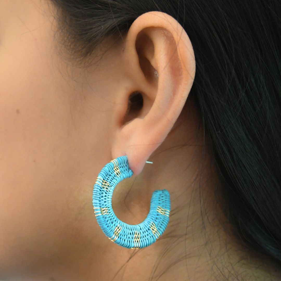 Créoles turquoises artisanales en fibres naturelles, fils dorés à l’or fin et argent 925
