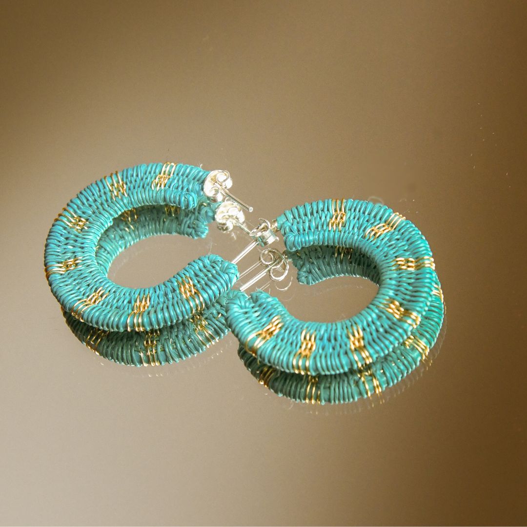 Créoles turquoises artisanales en fibres naturelles, fils dorés à l’or fin et argent 925
