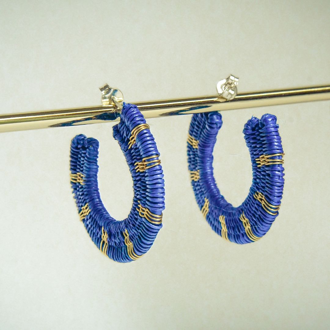 Créoles bleues artisanales en fibres naturelles, fils dorés à l’or fin et argent 925
