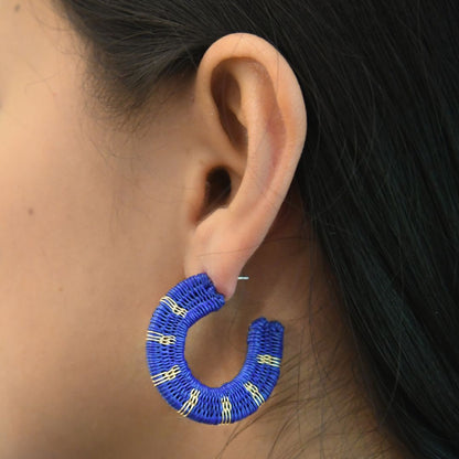 Créoles bleues artisanales en fibres naturelles, fils dorés à l’or fin et argent 925