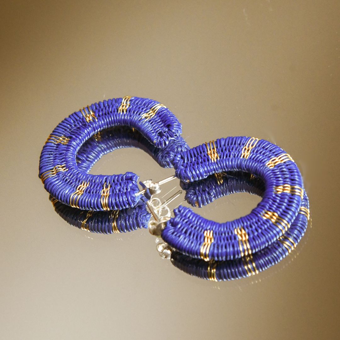 Créoles bleues artisanales en fibres naturelles, fils dorés à l’or fin et argent 925