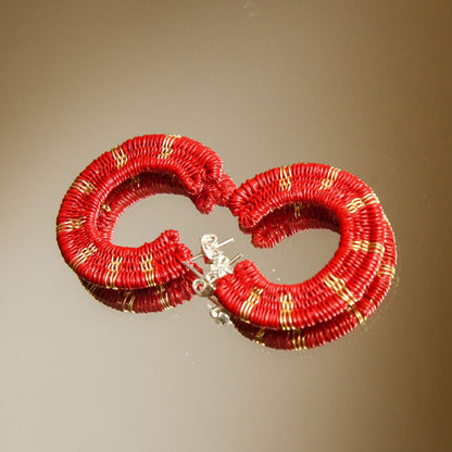Créoles rouges artisanales en fibres naturelles, fils dorés à l’or fin et argent 925