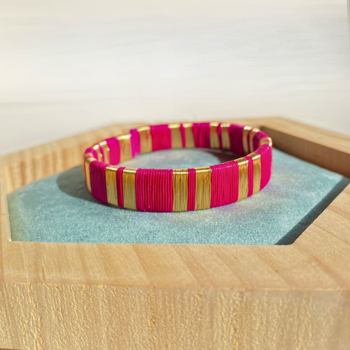 Bracelet fuchsia vif tissé éthique Solnaré