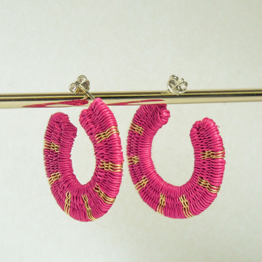 Créoles fuchsia artisanales en fibres naturelles, fils dorés à l’or fin et argent 925