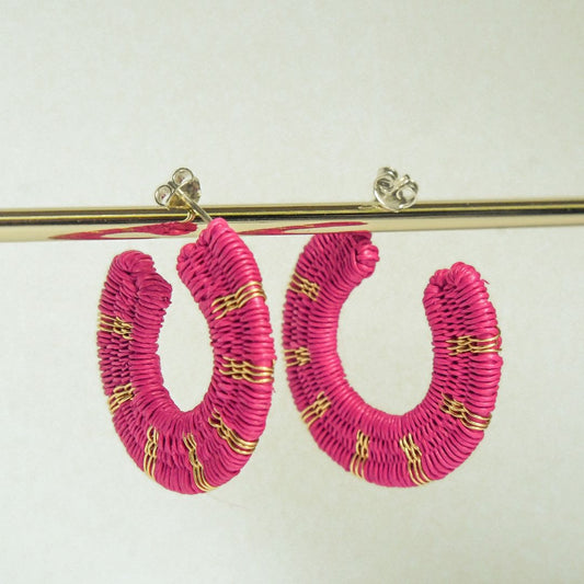 Créoles fuchsia artisanales en fibres naturelles, fils dorés à l’or fin et argent 925