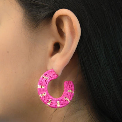 Créoles fuchsia artisanales en fibres naturelles, fils dorés à l’or fin et argent 925