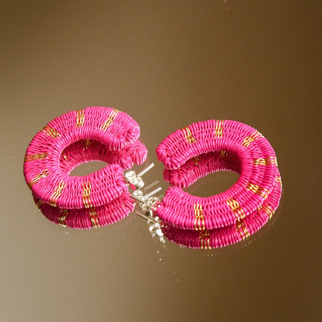 Créoles fuchsia artisanales en fibres naturelles, fils dorés à l’or fin et argent 925