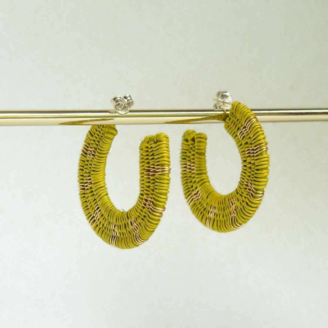Créoles lime artisanales en fibres naturelles, fils dorés à l’or fin et argent 925