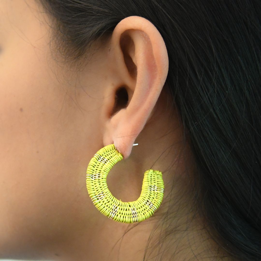 Créoles lime artisanales en fibres naturelles, fils dorés à l’or fin et argent 925