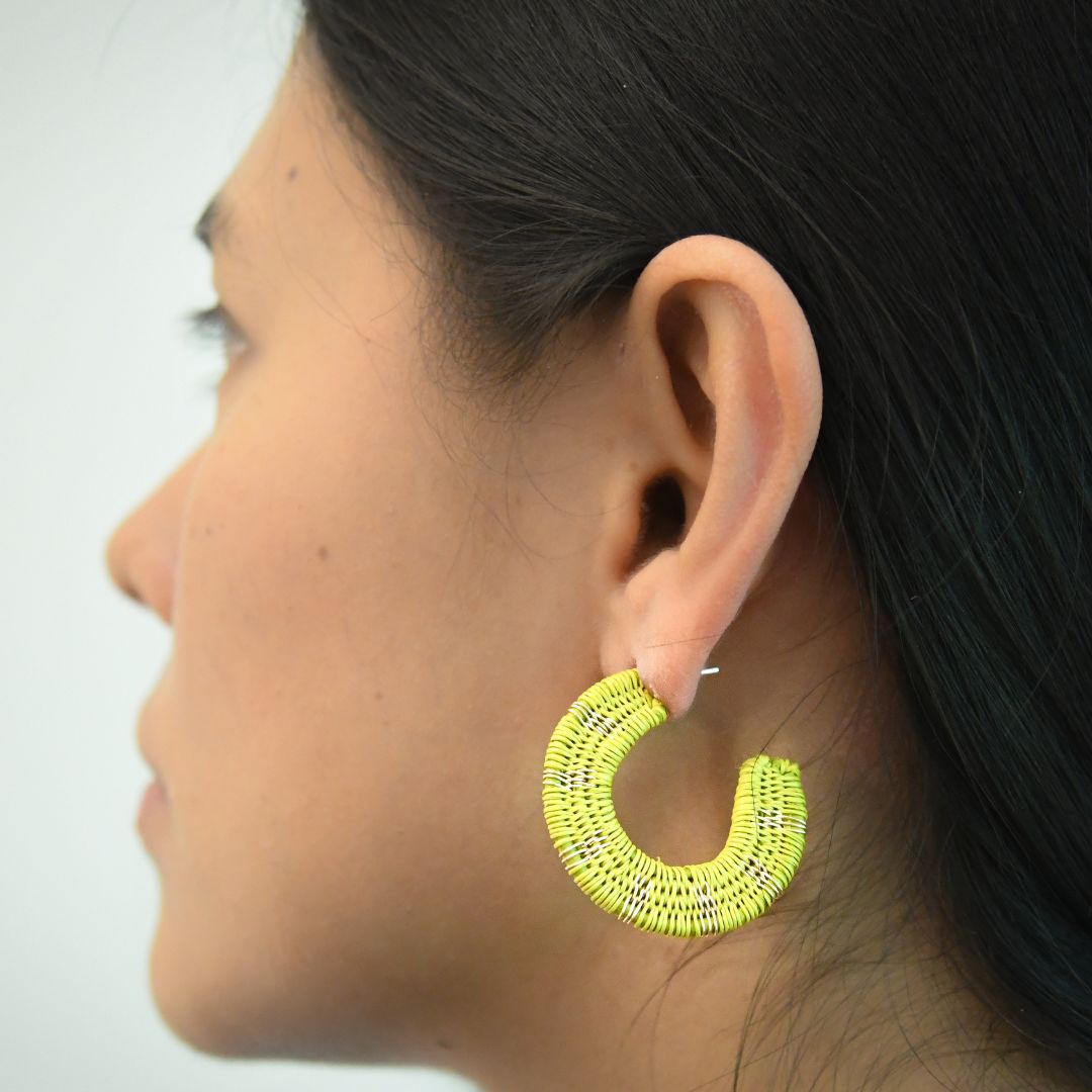Créoles lime artisanales en fibres naturelles, fils dorés à l’or fin et argent 925