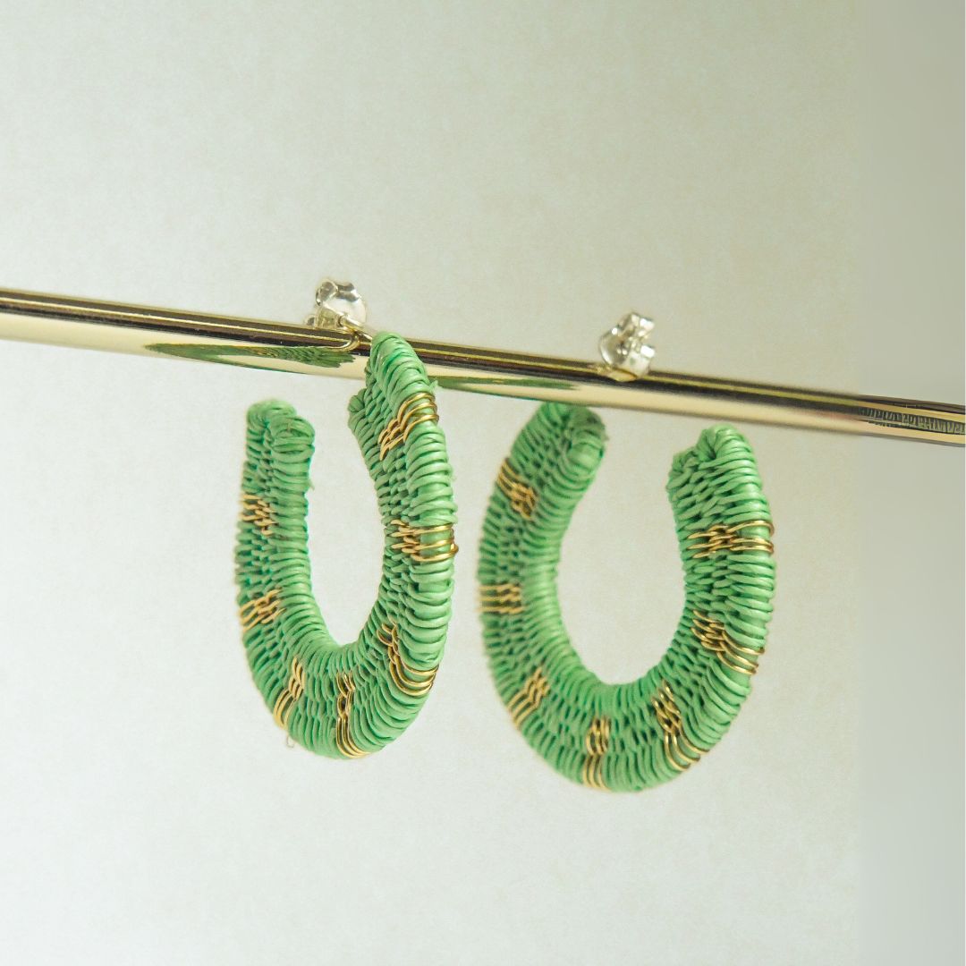 Créoles vert d’eau artisanales en fibres naturelles, fils dorés à l’or fin et argent 925