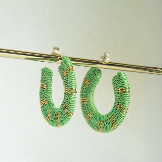 Créoles vert d’eau artisanales en fibres naturelles, fils dorés à l’or fin et argent 925