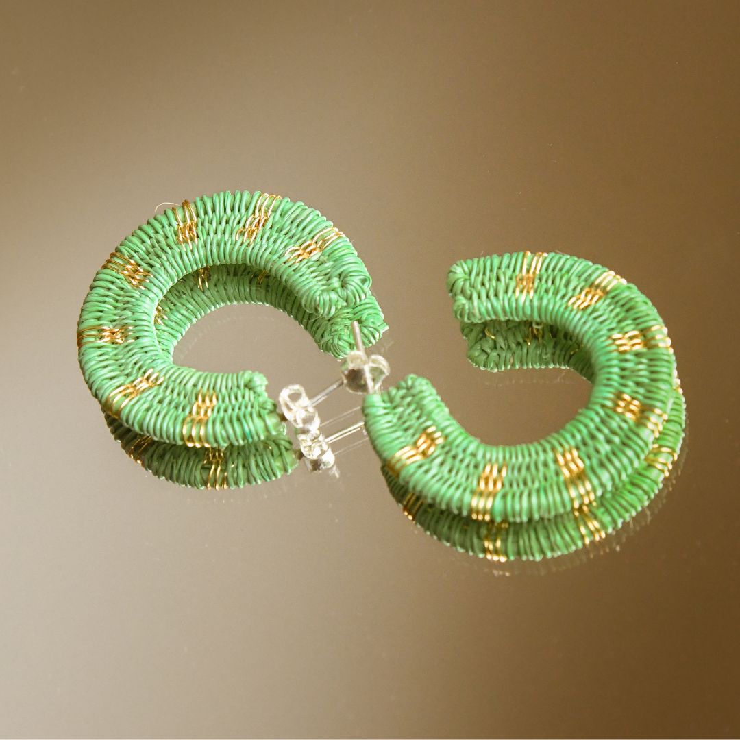 Créoles vert d’eau artisanales en fibres naturelles, fils dorés à l’or fin et argent 925