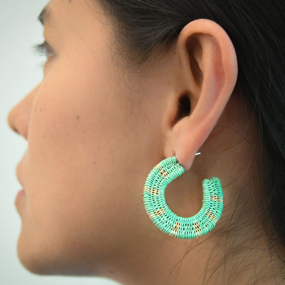 Créoles vert d’eau artisanales en fibres naturelles, fils dorés à l’or fin et argent 925
