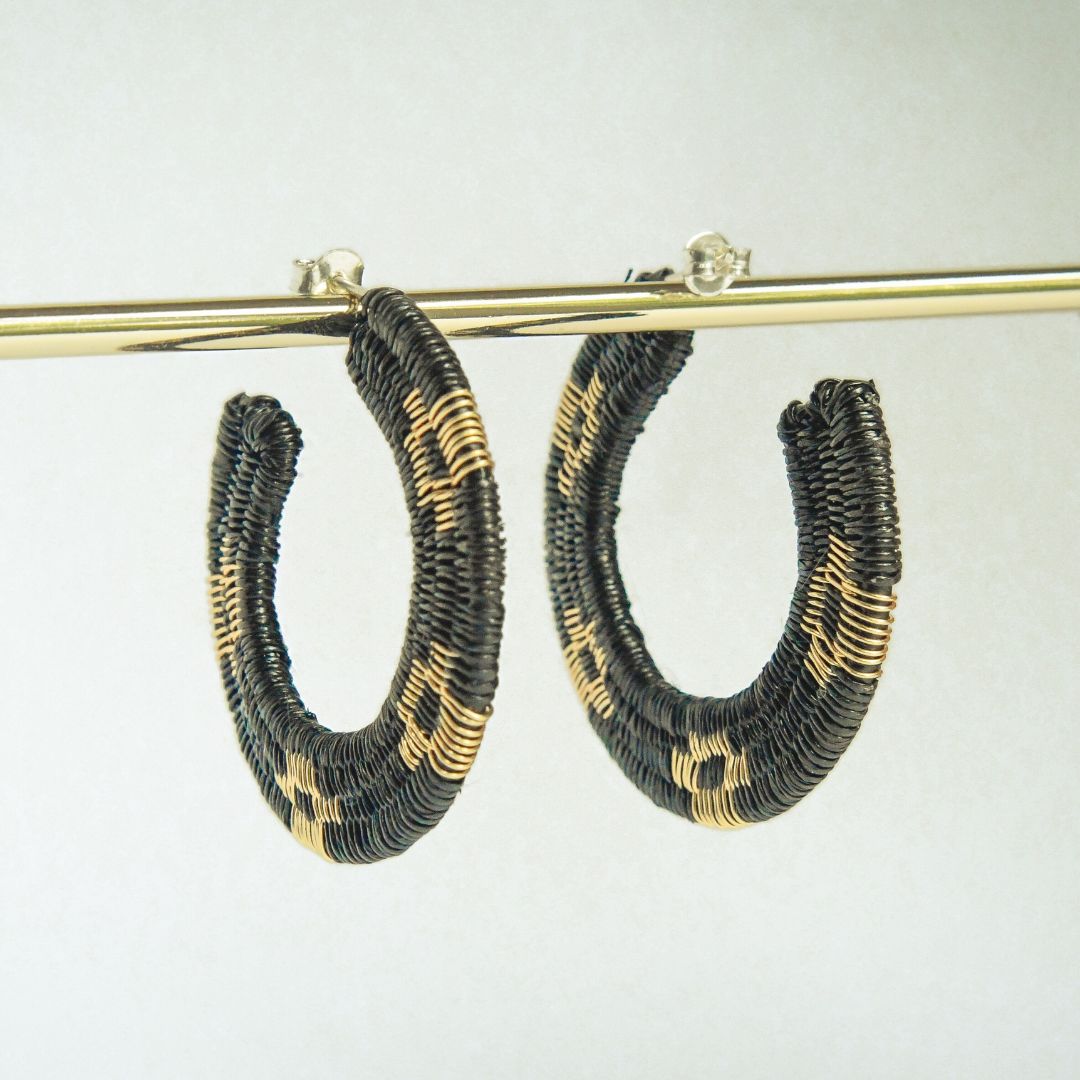 Grandes Créoles noires artisanales en fibres naturelles, fils dorés à l’or fin et argent 925