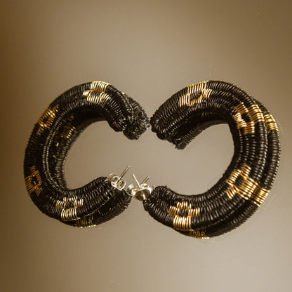 Grandes Créoles noires artisanales en fibres naturelles, fils dorés à l’or fin et argent 925