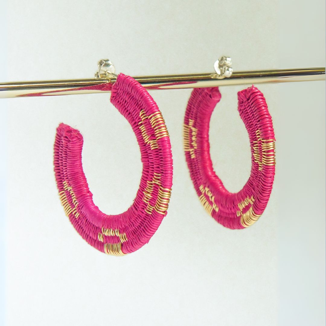 Grandes Créoles fuchsia artisanales en fibres naturelles, fils dorés à l’or fin et argent 925