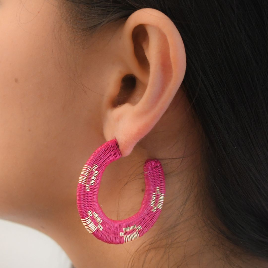 Grandes Créoles fuchsia artisanales en fibres naturelles, fils dorés à l’or fin et argent 925