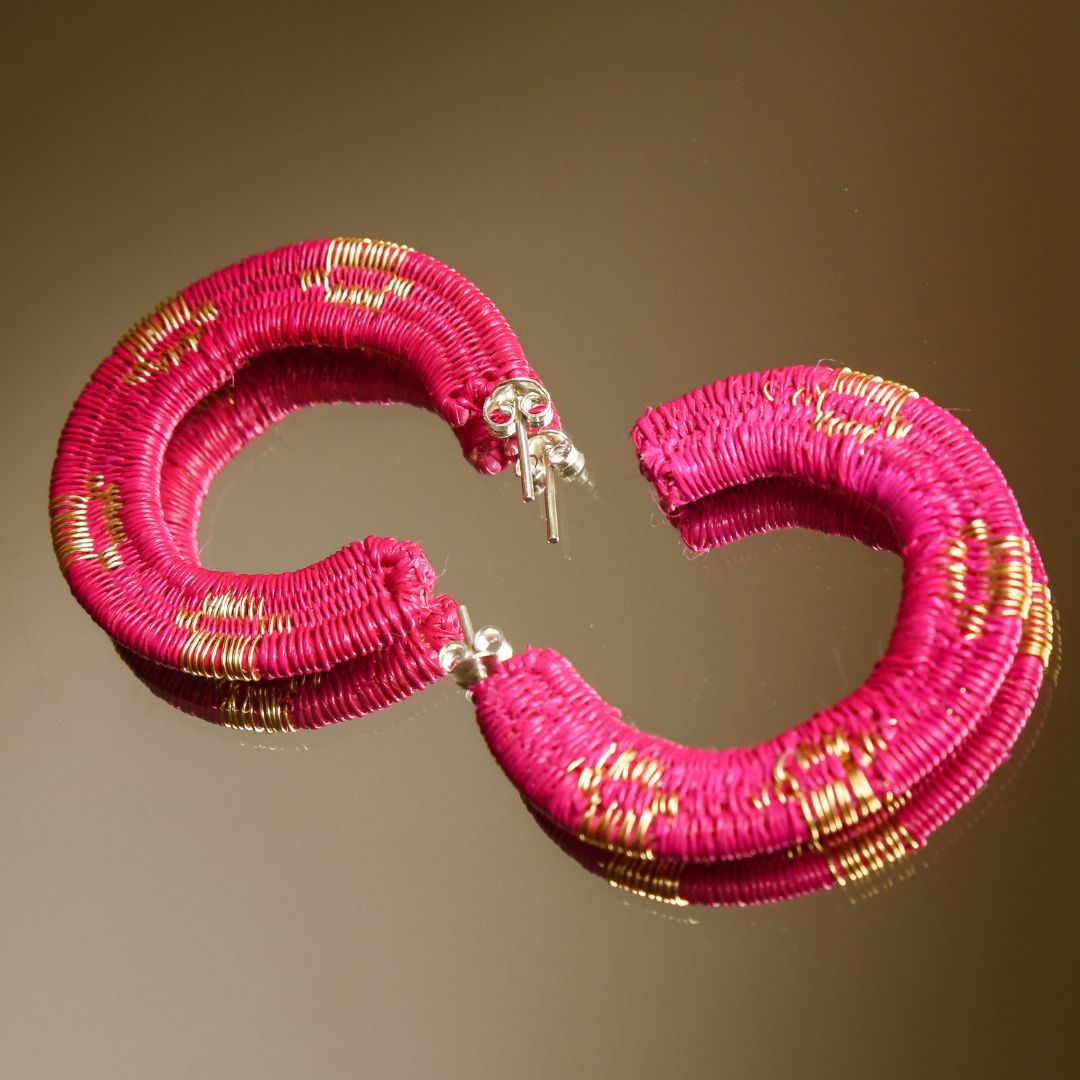 Grandes Créoles fuchsia artisanales en fibres naturelles, fils dorés à l’or fin et argent 925
