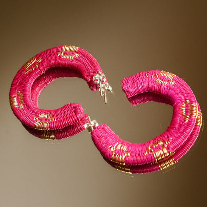 Grandes Créoles fuchsia artisanales en fibres naturelles, fils dorés à l’or fin et argent 925
