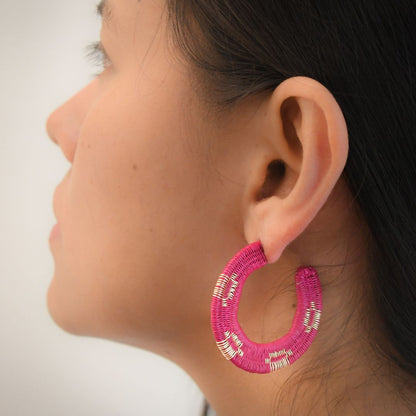 Grandes Créoles fuchsia artisanales en fibres naturelles, fils dorés à l’or fin et argent 925